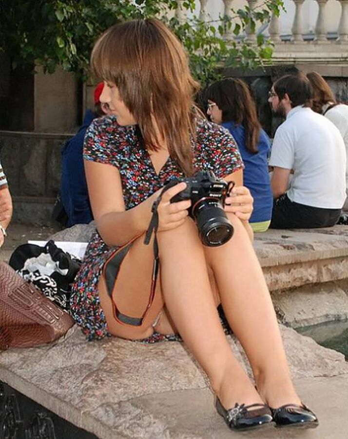 Подглядывание и любительское видео в общественном парке за дамой с красивыми ногами