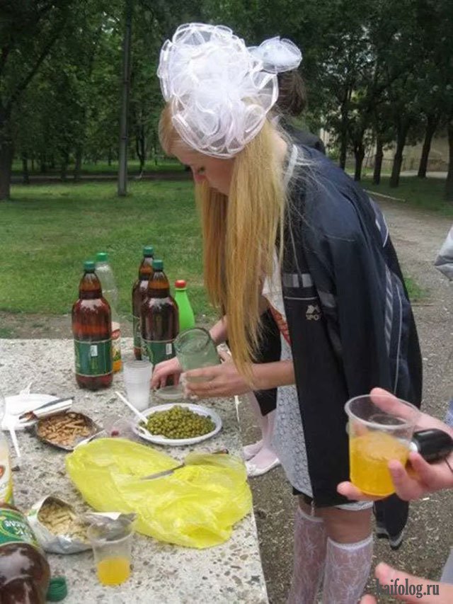 Девушки на выпускном. Выпускники с пивом. Выпускница с пивом. Пьяные выпускницы. Пьяные школьники 18.