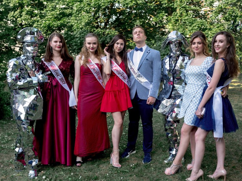 Выпускной. Арманская школа посёлок армань. Выпускник вуза. Студенты выпускники. Школьный выпускной.