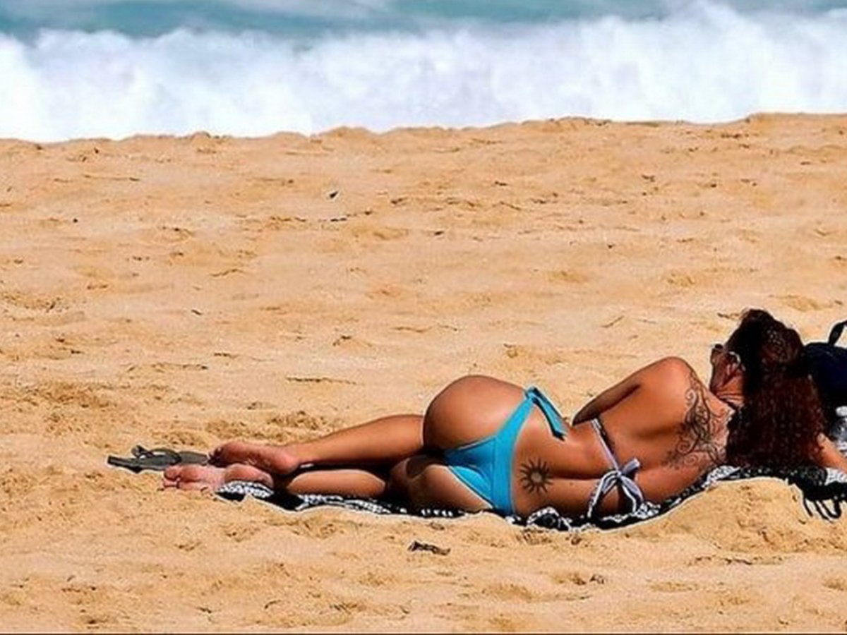 Фото дикий пляж девочке. Дикий пляж. Дикий пляж в Германии. Дикий пляж девушки.