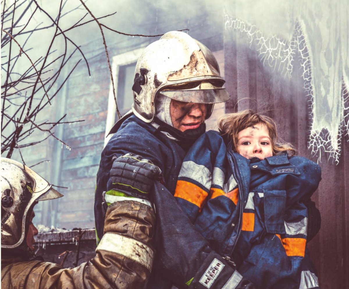Спасения людей мчс. Пожарный спасает ребенка. Дети спасатели. Для детей. Пожарные. Спасение детей из пожара.